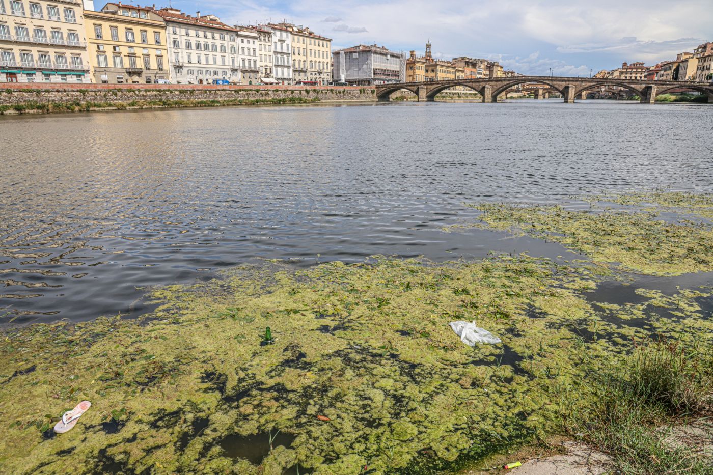 Sebago compie 80 anni e invade l'Arno: una barca a forma di mocassino naviga a Firenze